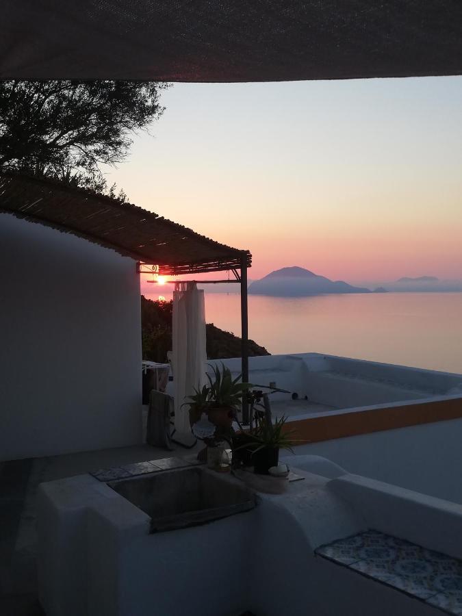 Alicudi Giardino Dei Carrubi- Al Gradino 365 Bed and Breakfast Εξωτερικό φωτογραφία