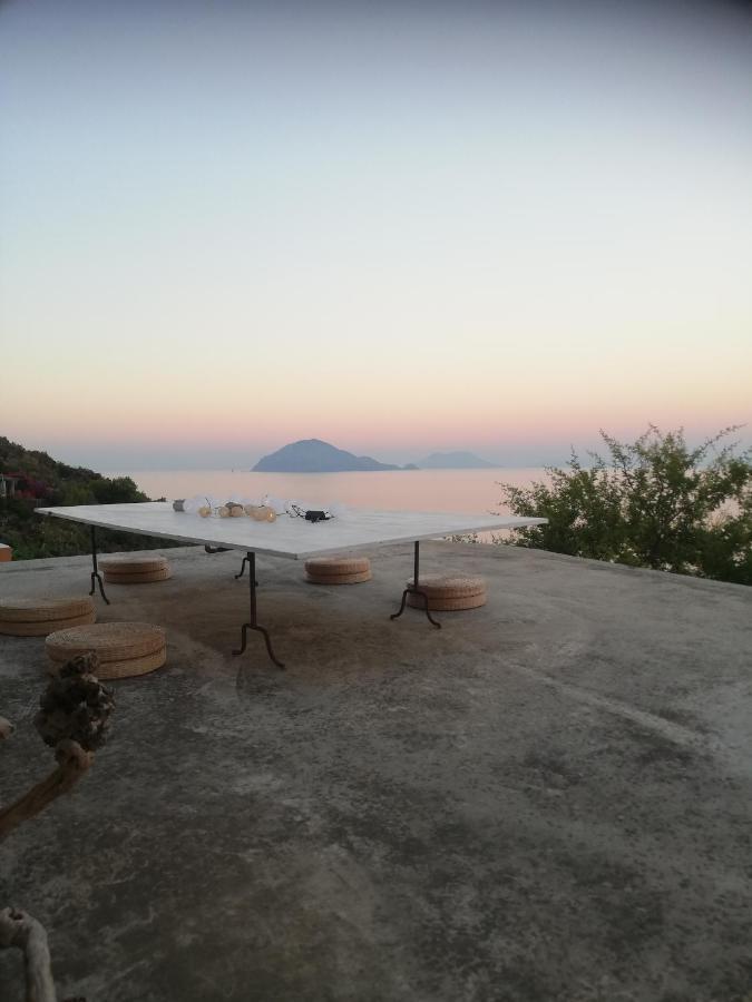 Alicudi Giardino Dei Carrubi- Al Gradino 365 Bed and Breakfast Εξωτερικό φωτογραφία