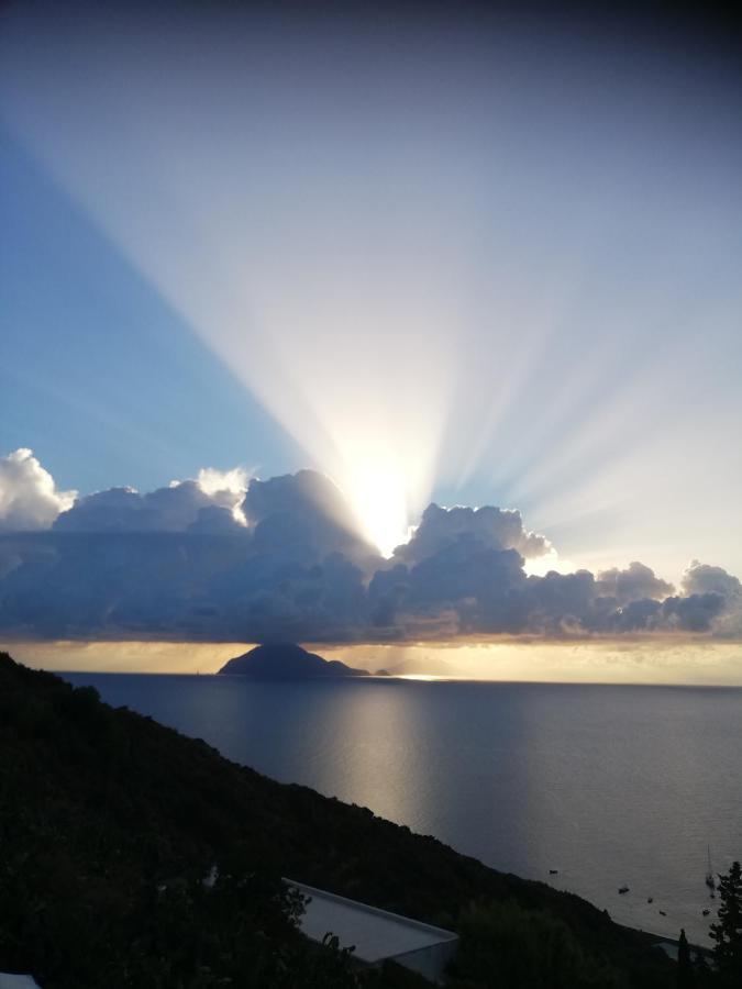 Alicudi Giardino Dei Carrubi- Al Gradino 365 Bed and Breakfast Εξωτερικό φωτογραφία